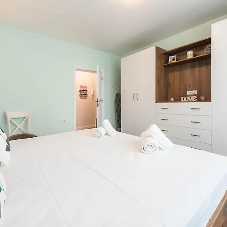 Peaceful Pastel Retreat In Apartament